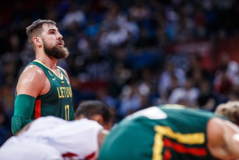 J. Valančiūnas su &scaron;ypsena prakalbo apie komandos draugo aprangą