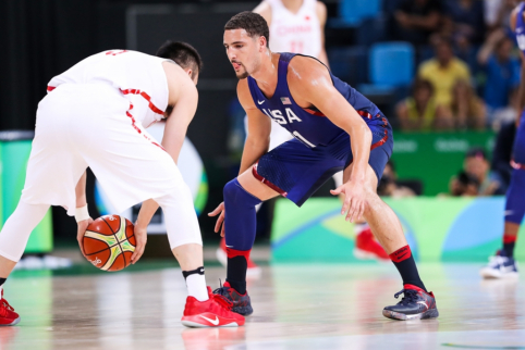 K. Thompsonas jau siautėja vakarėliuose