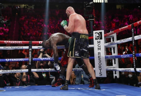 T. Fury fantasti&scaron;koje kovoje, trilogijos paskutinėje dalyje, nokautavo D. Wilderį