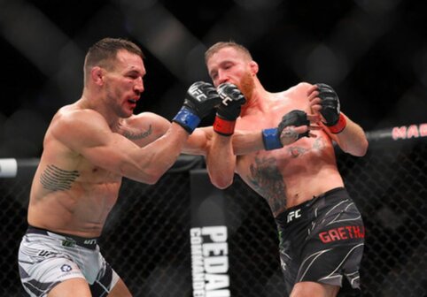 Įspūdinga: vienoje geriausių metų kovų J. Gaethje įveikė M. Chandlerį