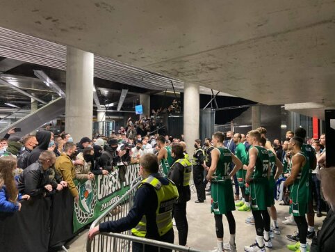 Kaip senais, gerais laikais: &bdquo;Žalgirio&ldquo; fanai stojo akis į akį su krep&scaron;ininkais po pralaimėjimo &bdquo;Rytui&ldquo;