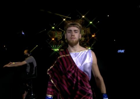 Skirtingu teisėju sprendimu kiną įveikęs D. Rimkus pergalingai debiutavo &bdquo;ONE FC&ldquo; ringe!