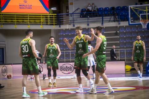 Pamatykite: M. Kuzminsko metimas i&scaron; vidurio aik&scaron;tes, atpirkęs visus žaidimus treniruotėse