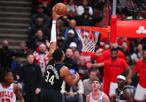 &bdquo;Bucks&ldquo; dar kartą laimėjo ir nustūmė &bdquo;Bulls&ldquo; ant prarajos kra&scaron;to