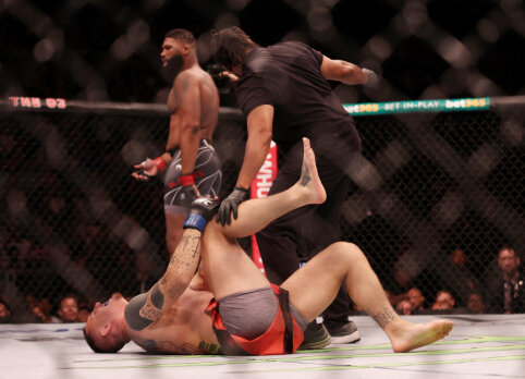 C. Blaydesas i&scaron;kovojo pergalę prie&scaron; apmaudžią traumą patyrusį T. Aspinallą