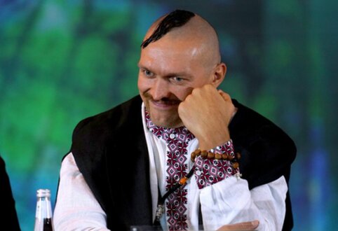 Į spaudos konferenciją su tautiniais drabužiais atėjęs O. Usykas uždainavo ukrainieti&scaron;kai