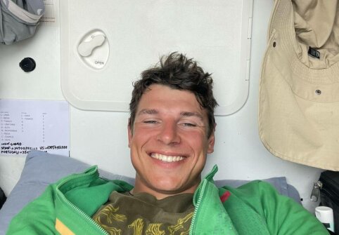 Link pusiaukelės artėjantis A. Valujavičius kovoja su Atlanto vandenyno bangomis