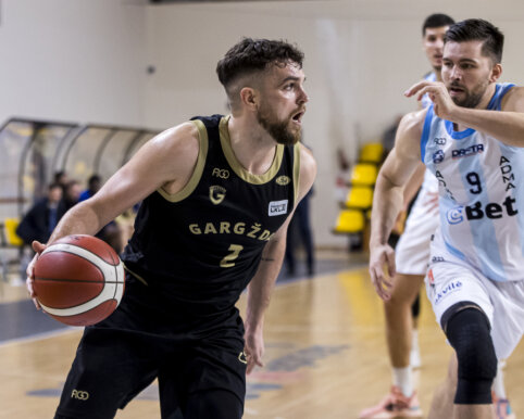 Vainauskų komandoje rungtyniaus J. Kazakauskas