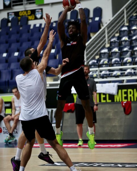 &bdquo;Anadolu Efes&ldquo; gali sulaukti dar vieno papildymo &ndash; arti susitarimo su centru