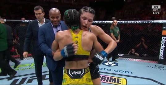 Debiutas UFC prisvilo: E. Kareckaitė pirmoje savo kovoje nusileido vietinei brazilei