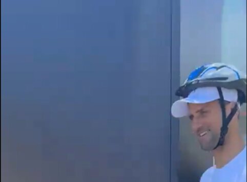 N. Džokovičius originaliai sureagavo į mestą buteliuką: kitą dieną kortuose pasirodė su &scaron;almu