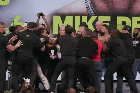 J. Paulo ir M. Perry paskutinė akistata baigėsi chaosu: vyko masinis apsistumdymas