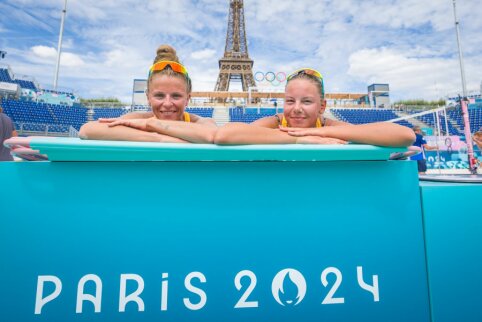 Lietuvos paplūdimio tinklininkės A. Raupelytė bei M. Paulikienė i&scaron;bandė neeilines sąlygas Paryžiuje