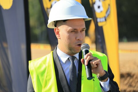 &Scaron;iauliuose jau kyla naujas sporto maniežas &ndash; įkasta simbolinė kapsulė