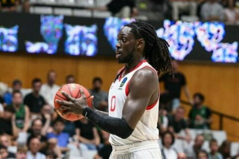 J. Motley papildys &bdquo;Crvena Zvezda&ldquo; gretas, tačiau kontraktą su auk&scaron;taūgiu turėjusi &bdquo;Hapoel&ldquo; imasi teisinių veiksmų