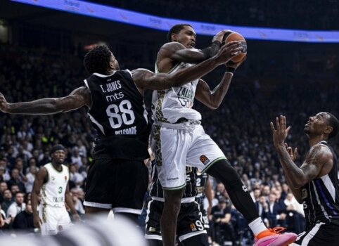 &bdquo;Maccabi&ldquo; oficialiai sukirto rankomis su L. Walkeriu