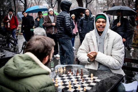 Žemi&scaron;ka NBA žvaigždė: V. Wembanyama Niujorko parke žaidė &scaron;achmatais su praeiviais