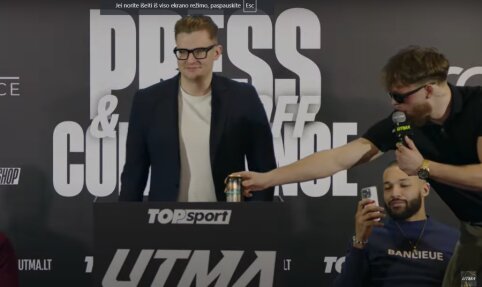 D. Dirkstys per spaudos konferenciją susilažino su H. Vik&scaron;raičiu bei atne&scaron;ė dovanų R. Krilavičiui