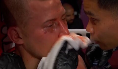 Kova dėl trijų pasaulio čempiono diržų nesigavo: po &scaron;e&scaron;ių raundų E. Stanionis atidavė pergalę J. Ennisui