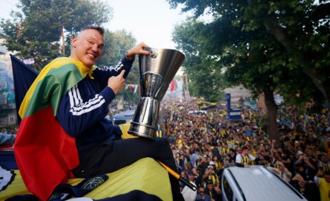 &Scaron;. Jasikevičius pasidalino kadrais i&scaron; titulo &scaron;ventimo su &bdquo;Fenerbahce&ldquo;: ekipos laukė minia žmonių