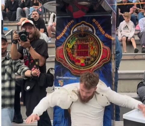 &bdquo;FHC Fights&ldquo; turnyre D. Dirkstys krito mu&scaron;damas į kriau&scaron;ę