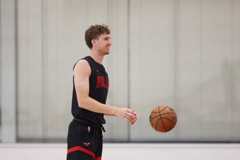 M. Buzelis pasižymėjo galingu dėjimu per D. Rose'o pagerbimo &scaron;ventę