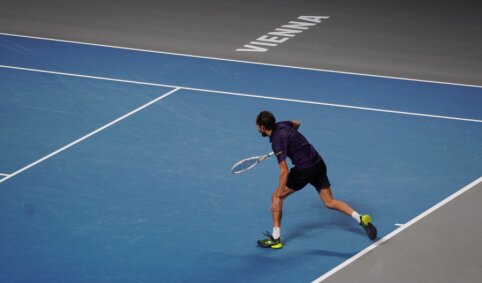 D. Medvedevas Dubajuje gavo titulą be kovos - varžovas nežengė į kortą