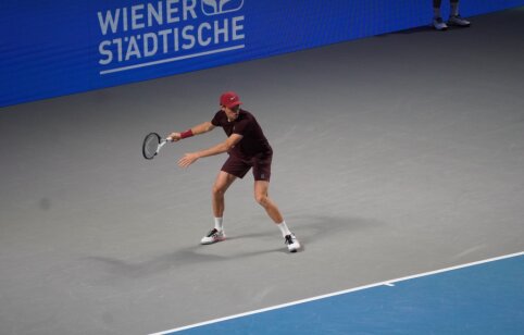 J. Sinneris krito ketvirtfinalyje, C. Alcarazas atsilaikė po trijų setų kovos