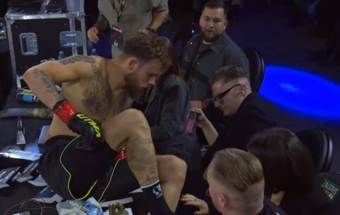 Vaizdai lyg i&scaron; WWE: D. Dirkstys per savo kovą net du kartus i&scaron;krito i&scaron; ringo