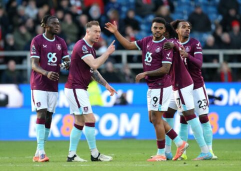 Neįtikėtina: įtemptame septynių įvarčių trileryje Burnley komanda liko be nieko po VAR sprendimų