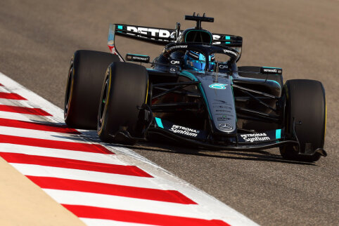 Kinijoje vykusioje pirmojoje treniruotėje greičiausi buvo &bdquo;Mercedes&ldquo;